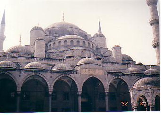 学生時代に行った「トルコ・トプカプ宮殿秘宝展」で見た精巧で複雑なイスラームの工芸、眩いばかりの宝飾品に魅せられる。<br />東洋と西洋が混在する街、シルクロードの終着点でもあるという魅惑的な街トルコ、イスタンブールへの想いが募る。<br />社会人二年目の一週間休暇でトルコ行きがついに実現。<br />当時美術展へ一緒に行った友人と共にイスタンブール～アンカラ～カッパドキアそしてイスタンブールフリー２日間のツアーに参加。<br />初の長時間フライトに時差体験、興奮と感動のトルコの旅を綴ります。<br />