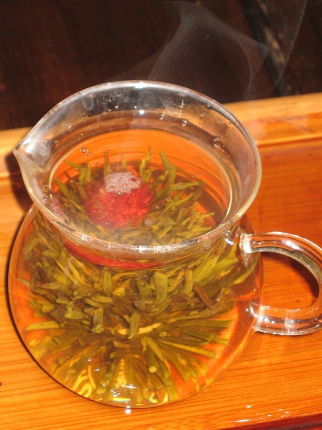 お茶は国の飲み物、杭州はお茶の故里。<br />花茶(工藝茶)は見事です。<br /><br />中国有数の花の産地、福建省で生産される花をそのまま使った花茶。湯を注ぐと花が咲くように茶葉が開き、花の香りが上品に漂う優雅なお茶で、目・薫り・味わいで楽しめる贅沢な「薫花工藝茶」です。<br />　万紫千紅（バンシセンコウ）、茉莉仙桃（モーリーシャンタオ）、茉莉金元宝（モーリージンユェンパオ）、出水芙蓉（チュウスイフーロン）など<br />　　<br />龍井茶（ロンジンちゃ）は中華人民共和国杭州市特産の緑茶である。色が緑、茶葉が平、味が醇和、香が馥郁であることから四絶と中国では称されている。 <br /><br />大きく分けると三つの手順で構成される。まずは茶葉を採取し、それを半日ほど天日に晒して茶葉の青臭さを取り去る晾曬を行う。ただ単に天日に干すのではなく、この時に茶葉の選別をおこなう。その日の内に専用の釜で煎る殺青によって茶葉内の酵素による発酵を阻止する。次に、湯に入れた際に味が十分に出るように揉捻を行う。この作業によって龍井茶特有の扁平の茶葉が仕上がる殺青と揉捻の後に茶葉の水分を抜く乾燥をして製品として仕上がる。 <br /><br />産毛が多く、一芽一葉の葉が芽と同じ位の大きさであるほど、高級品である。茶は黄色がかった茶色であり、高級品ほど飲用後に甘味が残る。 <br /><br />龍井茶は、茶葉そのものを食べても、カテキンやテアニンが豊富に含まれていて、健康的と言える。一方で、カフェインも含んでいるため、寝る前などに飲むことはなるべく避けた方がよい。 <br /><br />龍井茶は、西湖の西に位置する龍井村で作られていたことからその名がつけられた。 現在、生産地として有名となっているのは、獅峰、虎跑、雲栖、梅家塢の四地域である。<br />（フリー百科事典『ウィキペディア（Wikipedia）』より引用）<br /><br />中国茶については・・<br />https://www.rakuten.ne.jp/gold/leafstore/all.html　 <br />