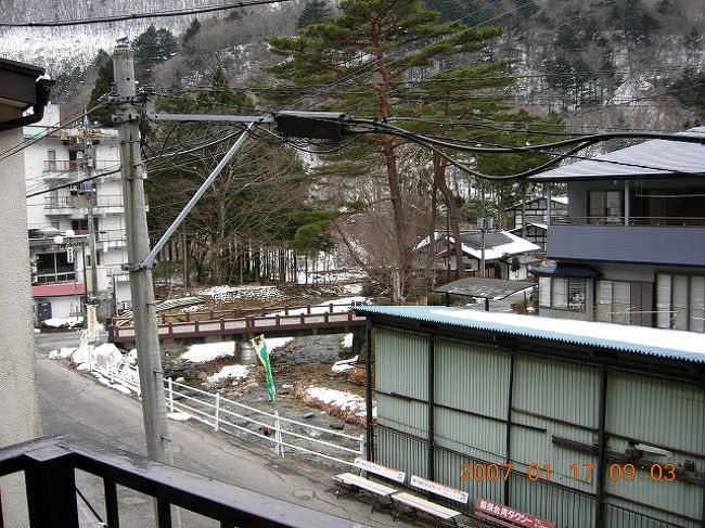 板室温泉に行ってきました。<br />板室温泉は、ＪＲ宇都宮の黒磯駅から、東野バスで約４０分の那須と塩原の中間に位置します。<br />温泉は、温めでゆっしりと入れますよ。<br /><br />宿泊代は、連泊ですと６０００円台で泊まれます、飲み物は、旅館でも買えますが、持ち込み自由ですので、黒磯の駅前のお酒屋さんで買い入れると、安く買えますよ。<br /><br />連泊の場合は、昼食が出ませんので、朝食のご飯を御握りにして置いて、海苔や漬け物などを持ち込んで食べるといいです。<br />周りに、商店が無いので、昼食のおかずは、用意しないと食べられませんので、要注意です。<br />