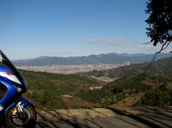 1月14日に、石鎚山入り口の面河渓に散歩に行ってきました。<br />暖冬とは言え、標高800m前後ではさすがに残雪とツララのお迎えで、単車ではスリップして一番奥までは行けませんでした。途中、道に愛車を置きっぱなしにして登山道の入り口まで約15分、見晴台と書かれた近場の山まで約30分(一気に上がってみるとしんどい)の散策でした。<br /> 車で、奥まで行くと国民宿舎と、茶店と民間の宿泊がありますが、この時期は全て閉まっており、自販機も使えません。<br /> 誰もいない中、山の住人の美人『ルビヒタキ』と、氷の張った川にもぐって餌を採っているのか真っ黒な『カワガラズ』のお出迎え、良い一日でした。カワガラスは、潜って出てこないので、もしやカワウソかと期待しましたがちょっとがっかりでした。<br /> 普通でしたら、このあたり積雪30cm以上でしょうか。松山市内とは別世界の冬山でした。