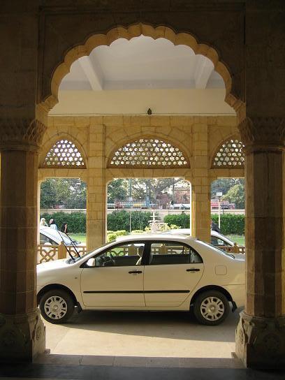 今日は芸術アカデミーの素晴らしい建築をみることができました。<br /><br />なんだか車のコマーシャルのような写真になってしまいましたが。<br />だってなかなかどいてくれないんだもの。<br /><br />☆Many thanks to the students of Architecture Department of the Karachi University <br />who voluntarily guided this tour.<br /><br />★Pakistan 179編＆ジャンル別サイトマップ7編　あわせてぜ?んぶのサイトマップ<br />http://4travel.jp/traveler/tougarashibaba/album/10406139/<br /><br />?　Pakistan 観光名所　サイトマップ（カラチ＆その他）<br />http://4travel.jp/traveler/tougarashibaba/album/10266091/