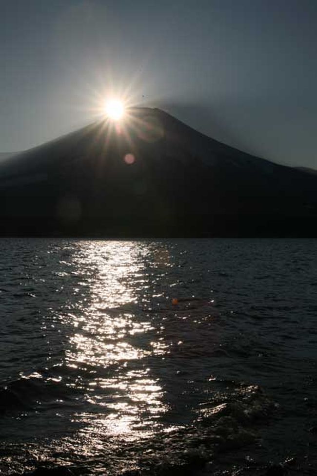 富士山へ夕日が沈むダイヤモンド富士を撮ろうと出かけました。<br />実は、以前スキー帰りに撮ろうとして立ち寄ったのですが車がとめられず撮れなかったのでそのリベンジです。<br />そして本栖湖から山中湖へ移動しました。<br />夜勤明けで出かけたので少し仮眠後、沈む夕日を撮りました。