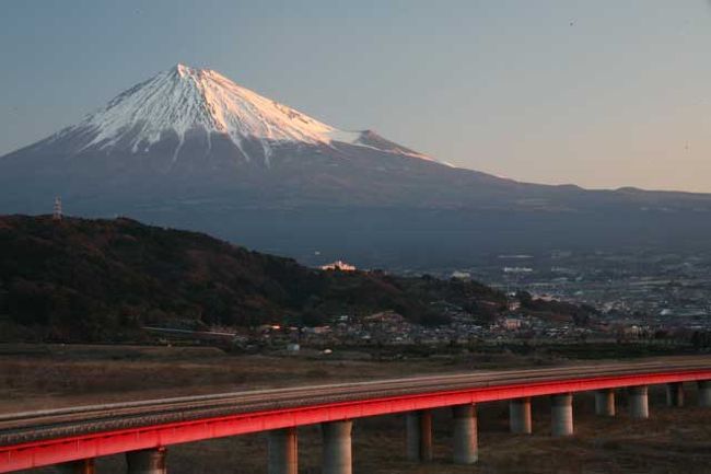 早朝、自宅から見た富士山が奇麗だったので時々行く東名高速道路・富士川SAで日の出がらみで撮影してきました。<br />その後、仕事があったのでゆっくり撮れなかったことがちょっと残念…。<br />時間によって変化していく富士山がわかっていただけると思います。