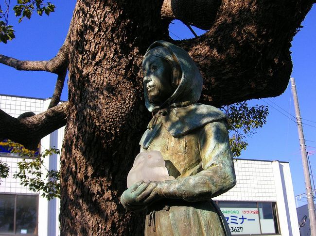 菜の花、海、最後は悲しい、残酷な、二宮駅に建つ 「ガラスの兎」の像を。
