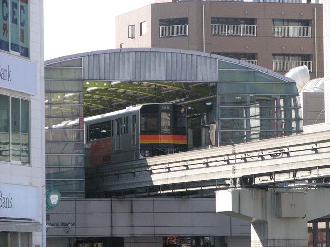 ２月８日、午前１１時半に需要家訪問の帰りに立川駅に立ち寄った。　久しぶりに立川駅に来たので周辺の風景を撮影した。<br />立川市は人口、１７．４万人で立川駅の周辺には伊勢丹、高島屋、丸井、ルミネ、グランデュオ、第一デパート等の百貨店が多くあり、又多摩センターまで乗り入れている多摩都市モノレールが走っており、沢山の乗降客が歩いていて活気があった。<br />すぐ近くには国営昭和記念公園がある。<br /><br /><br /><br />＊写真は多摩センターまで走っている多摩都市モノレール