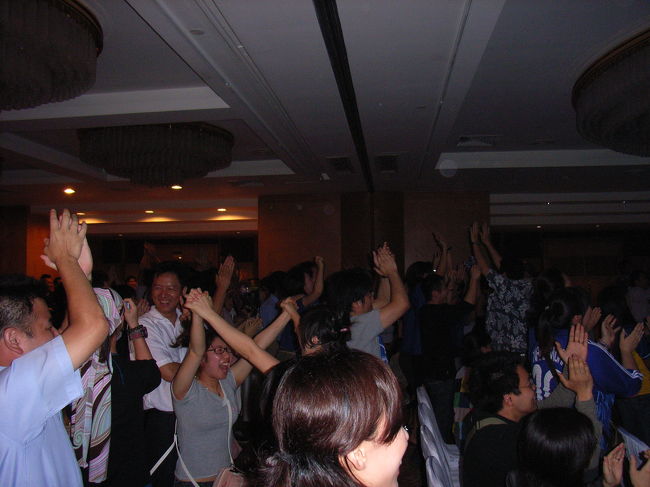 2006年ワールドカップの開催で盛り上がる広州在住の日本人有志が集まり応援をすることになった。花園酒店の宴会場を借りての応援。声援とため息が続く２時間。結束も高く全員一丸となった応援だったが結果は残念だった。こういったことも駐在ならではの経験だろう。