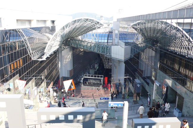 奈良散策の帰り、京都駅で降りて、JR京都駅ビルのモダンな建築美を見て来ました。何度見ても凄い建築デザインです。数年後、JR大阪駅も全ホーム部分が巨大ドームに覆われた凄い駅に改装すべく大掛かりな工事が進行中です。JR西日本も凄いです!!<br />JR大阪駅改良関係HP:http://www.westjr.co.jp/grbiz/2011osaka/<br />(画像のコメントは一部を除き省略させて頂きます)