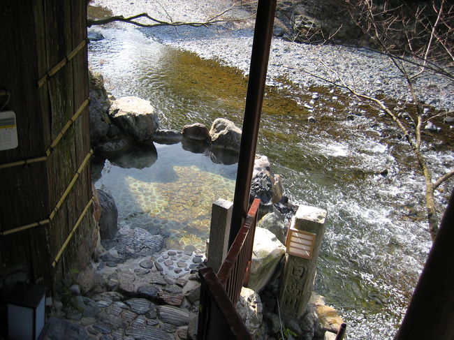 紀伊・和歌山は、龍神温泉にやって来ました。ここ龍神温泉は日本三大美人の湯で有名だとか、、、その中でも日高川の渓流に面した混浴の露天風呂が楽しめる下御殿にやって来ました。<br />