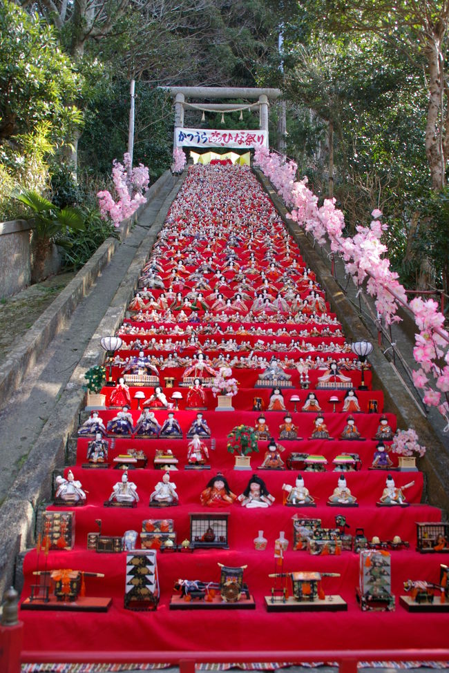 千葉県勝浦市のビッグひな祭りの特別プレ公開を見に行きました。<br />今年のビッグひな祭りの開催期間は、２月２４日〜３月４日ですが、千葉県内で行われている『ちばデスティネーションキャンペーン』に合わせて、２月の土日、祝日に特別プレ公開が行われています。この日は、３連休の最終日でもあり、空いていたようです。<br />全国の「勝浦」ネットワークの縁で、徳島県勝浦町より約７，０００体のひな人形を譲り受け、ここ千葉県勝浦でも「かつうらビッグひな祭り」が開催されるようになったそうです。