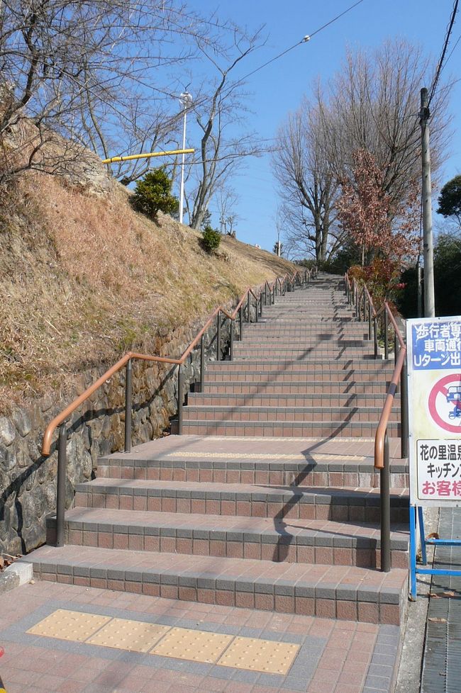 　摂津峡は、芥川の右岸沿いに広がる面積37.2ヘクタールの風致公園です。大分県の耶馬溪に似た景観から「摂津耶馬溪」と呼ばれ、Ｖ字谷の深い渓谷美や清流に恵まれています。<br />北摂随一を誇る桜の名所としても知られ、春の花見シーズンには、多数の花見客で足の踏み場もないほど。また夏は清流での水遊び、秋は紅葉と、四季折々の風情が楽しめる自然の楽園でもあります。<br /><br />　上の口バス停→慶住寺→白滝→摂津峡公園（通称桜公園）→オーガニック　キッチン　アクア（昼食）→妙力寺→塚脇Ｆ１号古墳→唯徳寺→服部連塚→塚脇バス停<br />