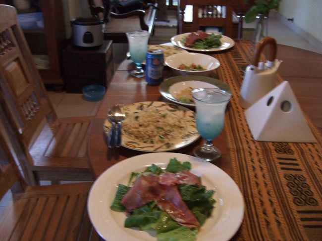 バリ島滞在中はほとんど私が食事を作ります。<br />バリ島の現地での食材を日本の調味料でアレンジしています。<br />息子が日本の食事を恋しがるのが一番の理由です。<br />でも、食材の味が微妙に異なるので私には新しい味に挑戦することが多いです。それが、また、楽しい味でもあります。
