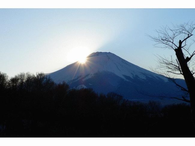 エクシブ山中湖にチェックインの後は、先月利用しなかった屋内温水プール「テルメ・サハラ」に行きました。<br />広く明るいプールでひとしきり泳いだ後は、ジャグジーで暖まってお部屋に戻りました。<br />お部屋で子供達とゲームをしていると富士山に夕陽（と言っても未だ力強い太陽ですが）が掛かろうとしているのが見えました。<br />僕は一人ゲームを中断して、富士山に沈む太陽の写真を撮りました。<br />