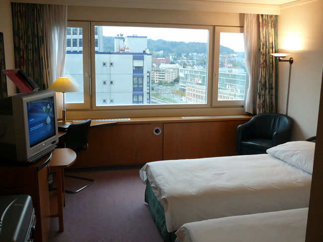 泊まったホテルは鉄道好きにはたまらないホテル、スイソテルチューリッヒ。もともとスイス航空の系列４星ホテル。シングル７，０００円と激安価格で泊まりました。部屋からは列車が見放題。ＳＢＢオーリコン駅前にあり、空港までもかなり便利です。改装して１０年前と同様大変きれいなホテルです。