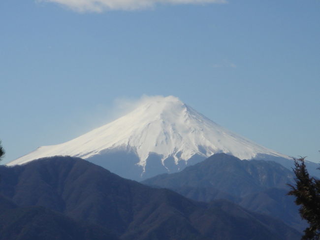 <br /><br /><br /><br /><br /><br />中央線沿線のアクセスの良い富士見の山として人気の<br />高畑山（９８２ｍ）と倉岳山（９９０ｍ）を歩いた。<br /><br />