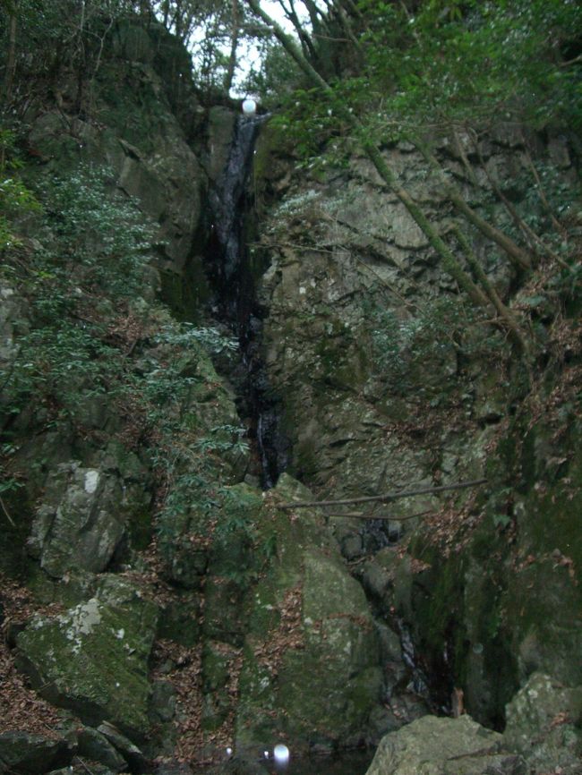 　雨を心配しながら、東海自然歩道・武士（もののふ）自然歩道ハイキング（健脚コース）に出かけました。<br />　摂津峡公園（通称桜公園）（9時30分）→白滝→月見台→関西大学、関西電力・北大阪変電所→武士自然道→竜仙の滝→車作大橋（13時）→（阪急バス利用）ＪＲ茨木駅