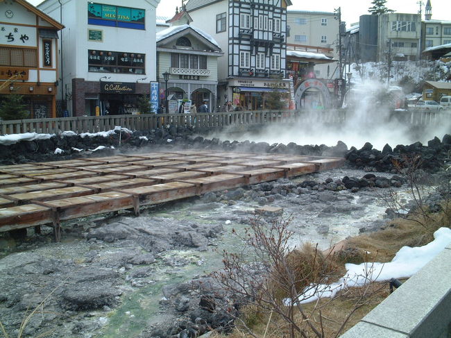 何かと温泉に浸かるのは好きです。<br />ただそんなに全国の有名温泉を巡るワケではなく、住んでいるところの近場（箱根とか湯河原とか）の通い湯処に行くだけなんですけどね・・・スミマセン、冒険しないヒトなので。<br /><br />なので今回、初めての草津温泉です。<br />もっと大きな温泉街かとおもってたのですが、フツーに＋αって感じの温泉でしたね。<br />ただ、お湯はやっぱり独特ですね。すっごく「濃い」感じ。この旅行の後、すぐにカンクンに向かったのですが、草津が先でよかったです。<br />カンクンで日焼けした後に、草津の濃い温泉なんぞに入ったもんなら・・・多分、入らずに温泉まんじゅうだけ食べて帰ったでしょうね。<br /><br />ちなみに今回は珍しく軽井沢まで新幹線→路線バスで山越えてなんて、自家用車を使わず行ってみました。前回の小淵沢で、雪道走りには懲りたようです。こちらも冒険しないヒトで申し訳ございません