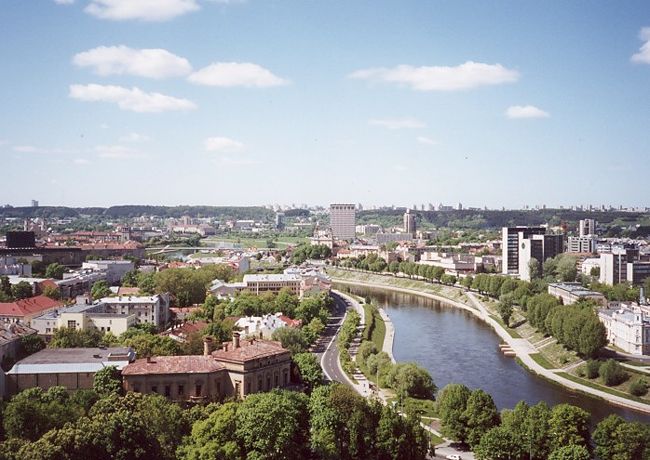 深い緑に囲まれたリトアニアの首都のヴィルニスはバルト３国の中で唯一内陸に開かれた街。　ドイツ商人の影響を受けずに建設された唯一の首都です。　とてもおっとりとして素敵な街です。