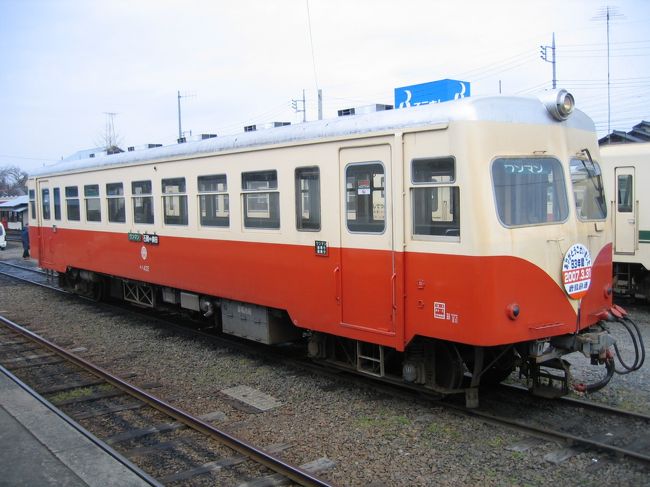 　今年2007年3月いっぱいで廃止される茨城県の鹿島鉄道に乗ってきました。<br />　まだ１か月余りありますが、列車内にも沿線にも多くの鉄道ファンらがつめかけていました。