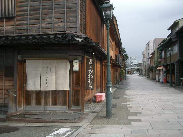 にし茶屋街の伝統形式の建物のかずは多くはありません。しかし、西茶屋資料館に入ると、文学のにおいがぷんぷんとしてきます。金沢の文学活動のエッセンスがここで反芻できるのです。<br />にし茶屋街の奥には、九谷光仙窯があり、九谷焼の製造過程を見学することができます。<br />まさに、文化のエッセンスがここに見られます。
