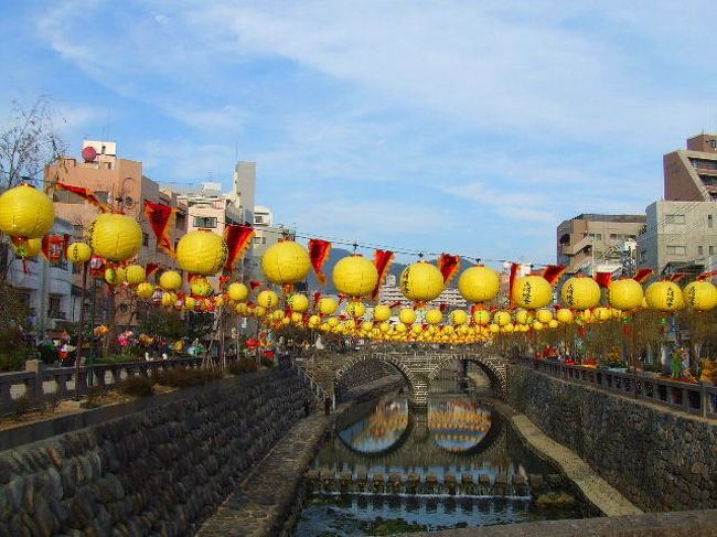 今年も　中国の旧正月（春節）を祝う為の祭り・ランタンフェスティバルの季節がやってきました（≧▽≦）<br /><br />今年で確か１４回目？　個人的には３回目のランフェスです。<br /><br />今回の目標は沢山のオブジェを見る事。<br />『あれがいい！』とか『あれの前で記念撮影！』とかは誰しも思う事だろうし　それでいいのかもしれないけど、一つ?に<br /><br />デザイン、型取り、電球入れ、布貼り等の作業があって　やっと出来るんだろうなぁ。と思うと　ただ　さぁ〜ッと見て行くだけはどうかと思いまして。<br />なので今回はとにかく物撮りが多い！！笑　コメントも然程しませんので悪しからず。<br /><br />来られた事のある方は『懐かしい〜』でいいし<br />まだ未経験の方は『こんな感じなんだ〜』でいいし…<br />ま、気楽にお付き合い下さいm(__)m<br /><br />