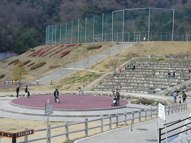 今日は一度来てみたかった海田総合公園へやってきました。<br /><br />ここは県内で数少ない、そして結構な充実度を誇っている公園ではないでしょうか。<br /><br />円形のステージみたいなものを囲んで、ビオトープが作られていて鯉が泳いでいました。<br />またその周りに階段状にウッドデッキが作られていて、お弁当を広げて食べることができるみたい。<br />ウッドデッキの間には人口の小川が作られていて、夏は水遊びができるのかなぁ、だめかなぁ、どうなのかな？<br /><br />＊駐車場代２００円＊<br />第２駐車場有り。<br />帰りに管理棟という事務所でコインに変えてもらい出口で係りの人に渡します。<br />公園内に自販機はこの管理等だけに設置されてるので飲み物などは各自持参した方がいいみたい。<br />我が家はポットに自分達のコーヒー、ちょりりんに水筒を持っていきました。<br />でもソフトクリームは売られていました☆