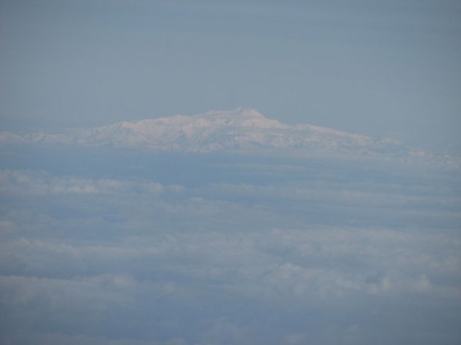 ２月２０日、先週に引き続き、８：００発の大阪伊丹空港行きの飛行機に乗った。　三日ぐらい前の天気予報では２月２０日は天気が良かったので、再び、富士山の写真が撮れることを期待していた。　しかしながら、出張に行く前日の予報では天気が悪い予報であった。しかしながら、雲海以上では天気は良くなるので又、富士山が映せるものと期待していた。<br />結果的には出発後１０分〜１５分間の間に富士山を期待していたが神奈川県、静岡県を飛行中は富士山のかけらも見ることが出来なかった。<br />しかしながら、名古屋上空に差し掛かる頃より見通しが良くなり<br />白山等が見られるようになった。<br /><br /><br />＊写真は名古屋湾上空より見える白山