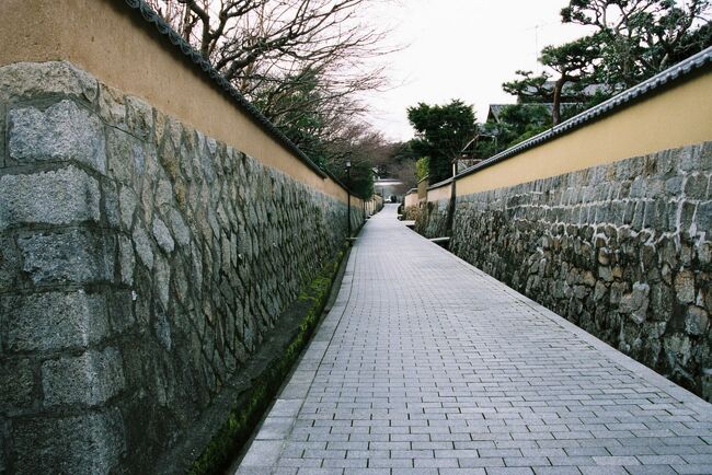 春が感じられるようになって来た２月中旬。以前から行ってみたいと思っていた門司港の街を、関門海峡を挟んで向かい合う下関と併せて訪れることにした。旅の初めは、やはり夜行列車である。今回の旅は、東京駅を19時ちょうどに出る寝台特急『あさかぜ号』で始める。少し早めに駅に着いてしまったので、まだ列車は入線していなかった。平日とあって、ホームには家路を急ぐ通勤客の姿が多い。<br /><br />（2024.02.16投稿）