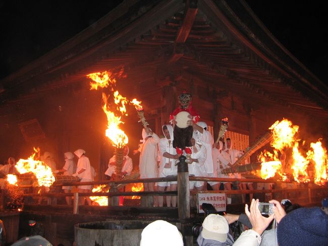 愛知県岡崎市の山間にある、源頼朝ゆかりの滝山寺(たきさんじ)で、毎年旧暦1月7日に近い土曜日に行われる「鬼祭り」が今年は2月24日に行われました。<br /> 岡崎市のホームページによると、祭り自体は午後1時の寺宝展から始まるそうですが、この祭りのメインは午後7時45分ごろから行われる「火祭り」です。祖父面、祖母面、孫面を着けた鬼が登場し、白装束の男たちが火のついた大きなたいまつを振り回します。火祭りが行われるのは、本堂。重要文化財になっている本堂が炎に包まれます。五穀豊穣、無病息災を祈る祭りです。