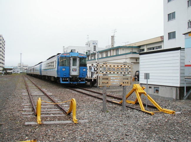 　名寄から列車で稚内へ。<br /><br />　これでツギハギではあるけどＪＲの列車での日本縦断をほぼ達成したことになった。<br />　「ほぼ」というのは鹿児島で2駅ほど乗っていない区間があるからだけど、「ほぼ縦断」ってことで。<br /><br />↓くわしい旅日記はこちら<br />http://sisima.fc2web.com/ryokou/0308rebu/rebutop.htm