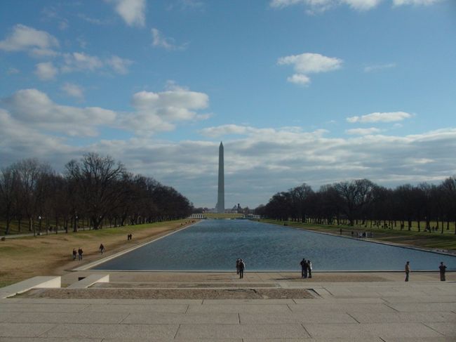 ワシントンDCに行ってきました。いつもニュースで（キャスターの背景として）見るホワイトハウスや国会議事堂を見てちょっと感激しました。なんといっても私の目的はアーリントン墓地。アメリカにおける戦争観みたいな物を感じたかったわけです。
