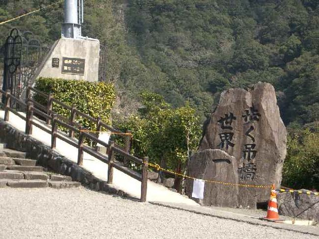 羽田7:50→宮崎9:35<br /><br />レンタカーを借り、綾の照葉大吊橋へ約50分かかりました。<br />ナビにとうまわりさせられたせいもあり時間かかった(^_^;)<br />観光客は殆どいません。終わってるよな〜<br /><br />ビビリ橋?勝手に名前をつけてしまった。<br />一応見る価値はあり。<br /><br />