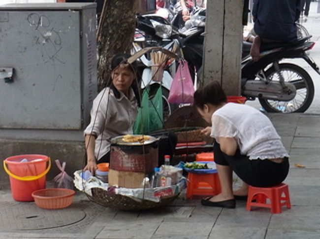 ベトナム料理について「中国とフランスの影響を強く受けて、料理が美味しくないはずがない」という言い方をよく聞くが、ベトナムの普通の料理に、中国はともかく、フランスの強い影響って感じるものだろうか？フランスパンとコーヒー以外に？高級な店に行ったら感じられるのだろうか．．．。<br /><br />基本的に生野菜たっぷりなのは、女性には嬉しいところ。<br />毒消しに食べるという香の強いハーブ類も、お腹の弱い人は逆効果になるかもしれないけど。<br /><br />５回目のベトナムは、砂丘で有名なムイネー。<br />あんなリゾート地とは行くまで知らなかった。<br />ロシア人。観光客が多いのか、ロシア語の看板が目についた。<br /><br />※スイーツ・ドリンク編は別冊にしました。<br />http://4travel.jp/traveler/telescopio/album/10668999/<br /><br />※ベトナムの旅写真はこちら<br />https://goo.gl/photos/heDbTkH6vnxep4UF7<br /><br />ムイネーの砂丘についてはこちら<br />https://4travel.jp/travelogue/11335440<br /><br />訪問計５回（０７年、１０年、１１年、１７年、１８年）