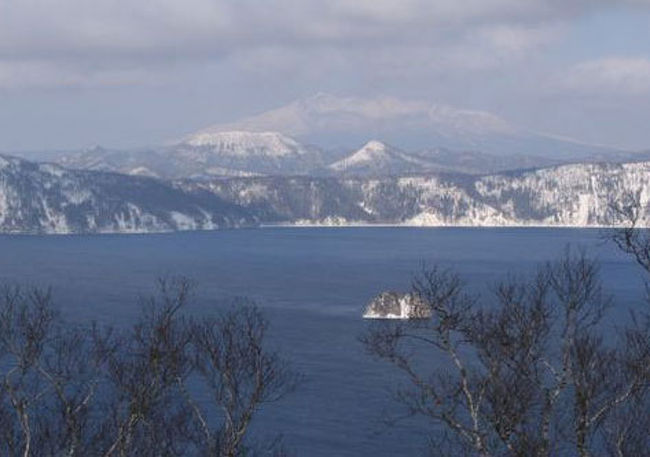 厳冬期の北海道を楽しもうと勇んで出かけました。<br /><br />が、異例の暖冬でそこかしこに予期せぬことが。<br /><br />とはいいながら、感動の旅でした。その全記録をご紹介します。<br /><br />初　日：摩周湖<br />二日目：ＳＬ釧路湿原号、塘路湖<br />三日目：釧路川カヌー下り、屈斜路湖<br />四日目：羅臼で奇跡の流氷体験<br /><br />お楽しみに∈^0^∋<br /><br />今回の旅<br />初　日　http://4travel.jp/traveler/serachan/album/10128943/<br />二日目　http://4travel.jp/traveler/serachan/album/10129193/<br />三日目　http://4travel.jp/traveler/serachan/album/10129205/<br />四日目　http://4travel.jp/traveler/serachan/album/10129215/