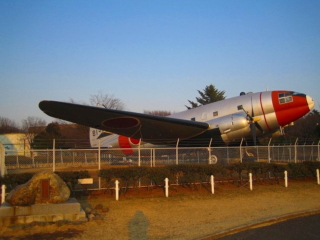 <br /><br /><br />注：この旅行記はその１から続いています。<br /><br /><br />２００７．１．１３<br />　<br />埼玉県の所沢航空記念公園の続きで[その４]です。<br /><br />航空発祥記念館の展示館には色々な昔の飛行機があります。<br />他に管制塔の様子を紹介したものや、フライトシュミレーターなどもあります。<br /><br />また大型映像館（別料金￥６００）では、<br />3月31日まで「ガンダム新体験〜0087グリーンダイバーズ」が上映されています。<br />ガンダム・ファンには見逃せないかも？！<br /><br />今回は有料なので、割愛させて頂きますｗ<br />展示館は昔観てるんで＾＾<br />　<br /><br /><br /><br /><br />ホームページ→http://tam-web.jsf.or.jp/cont/index.htm<br /><br /><br /><br /><br />[その５につづく]<br />