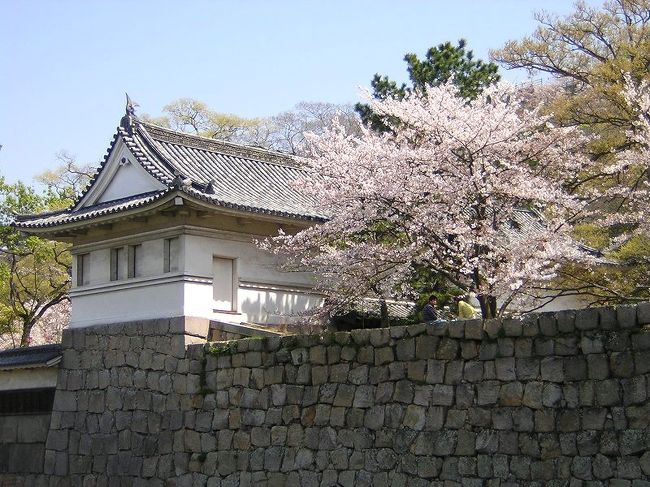丸亀城の桜。<br /><br />　瀬戸内を見下ろす美しいお城。