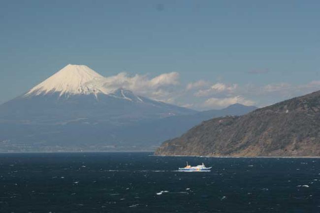 西伊豆の夕日を撮ろうと出かけました。<br />富士山が奇麗に見えていたので、時間が早いし、富士山を撮りながら行くことにしました。<br />こちらは、伊豆市土肥で撮ったものです。