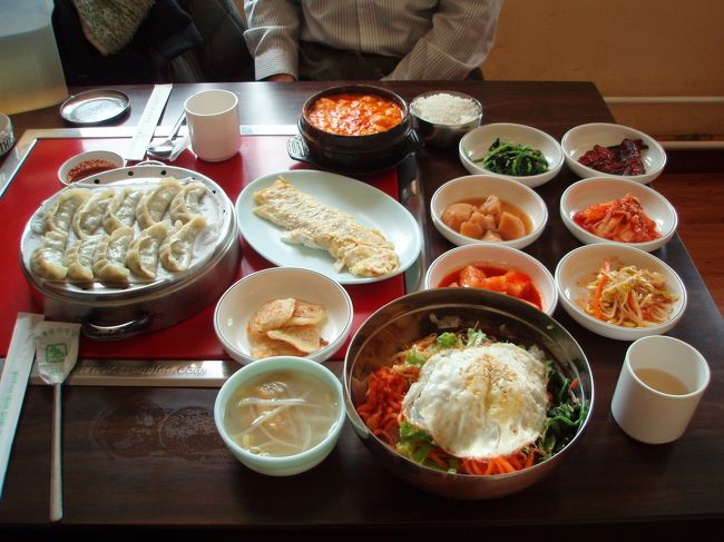 今日の写真は韓国料理の専門店ソロンゴレストランのランチです。このお店、この半年でかなり流行っておりとても美味しいです。特にバンシー（モンゴル風餃子）は絶品です。いつもお客さんで一杯ですが、店内はかなり広いので食べられずに帰ることは少ないです。今、モンゴルでは韓国のドラマがけっこう流行っている為、韓国の洋服やら化粧品などが特に女性達の間で人気があります。最近ウランバ−トルで韓国だけじゃなくて色々な国々の料理店が出来ています。例えば中国、イタリア、フランス、ロシア、インド、メキシコ、ギリシャ、トルコなどです。また別の機会にお店を紹介しますので楽しみにしていて下さい。<br />天候：曇り時々雪 <br />気温：最高気温+5度、最低気温-6度<br /><br />この旅行記は旅行会社「マップツアー」のモンゴル支店で働くスタッフの日記です。マップツアーなら現地支店があって安心！モンゴル旅行はマップツアーで！http://www.atb.tv/kansai/