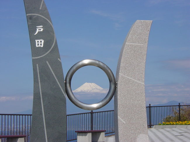 てんとう虫さんの旅行記に魅せられ、伊豆半島の西北部をドライブして来ました。<br />富士山は、生憎裾野が曇っていて、頂上付近しか見えなかったのは残念です。<br /><br />画像は・・・出逢い岬のモニュメントに富士山を入れてみました。