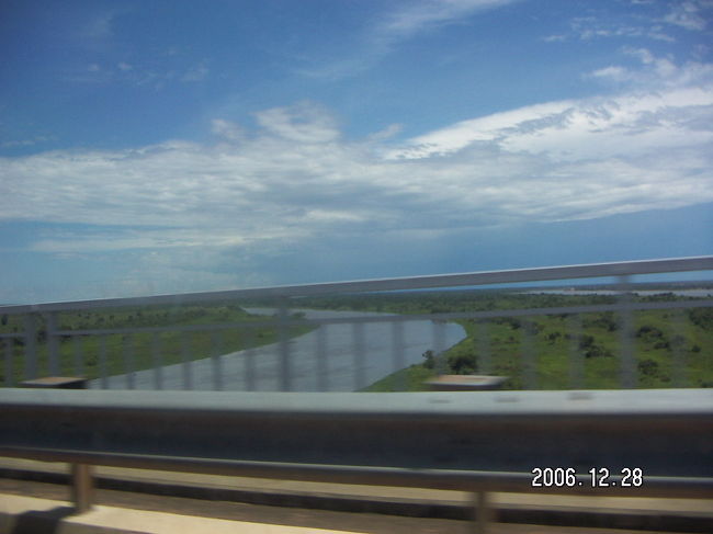 年末パラグアイ内でアスンシオン・ペドロファンカバレロ１２００ｋｍをドライブした時の感動です。コンセプシオン市の西でパラグアイ川を橋で越えます。橋は下を大きな船が通るためかなりの高さです。数十ｍでしょうか。この時の景色はアマゾンの上流である緑の一帯を３６０度感じることができます。水平線まで緑で地球の丸みも雄大さも緑の美しさも．．．車で通過した一瞬でしたがもう一度訪れたい場所のひとつです。このためだけに行けるほどパラグアイは日本人にとって身近な場所ではありませんが、気が向いたら訪れてみてください。欄干しか写ってなく、雰囲気を伝えられる写真がなくてすみません。