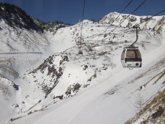 １日目：強風のためロープウェイが動いていなかったので、１日券を買ったら、割引券が付いてきた。天狗山で少し滑ってから、青葉山ゲレンデへ移動したところで、ロープウェイが何とか再開！すぐさま遠の峰ゲレンデまで上り、吹雪の中、振子沢を下りてきた。<br />２日目：前日の割引券で１日券が安く買えてラッキー。この日はうって変わって、快晴＆無風の絶好のコンディション。すかさずロープウェイで山頂まで行き、３６０度の絶景を満喫した。トドマツコース〜清水沢コースを何回も繰り返しながら楽しめた。