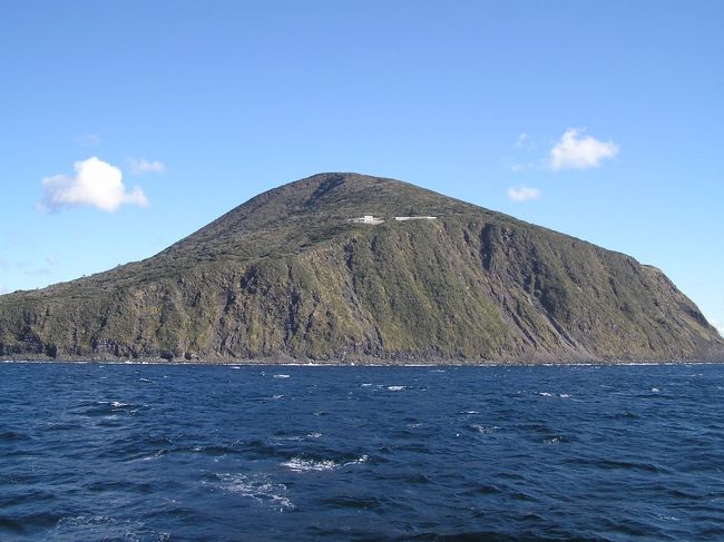 観光写真はありませんが、利島の投稿が少ないので・・・<br /><br />東海汽船で利島へ行こうとしましたが、条件が悪く接岸出来ないということで、そのまま新島へ。<br />予定を急遽変更して、新島で１泊、式根島で１泊して、最終日に<br />利島に行くことになりました。<br />しかし、着いたは良かったのですが、帰りの船が出ませんでした。