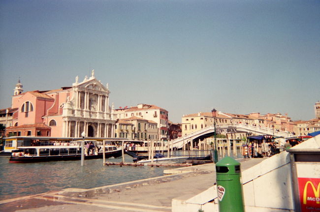 1998/9/9<br />リュブリヤーナを出て列車で4時間弱でヴェネツィアに到着。<br />観光地だけあって、これまでの東欧よりも人が多い。安心感も覚える一方、ゆったりできないという不満も。（欲張りすぎか・・）<br /><br />早速広場に向かった。広場で、イタリア人の年配のおばさんが「ケ・オーラ・エ？」と訊いてきた。たしか時間を訊いているんだ、と思い出し、腕時計を見せてあげた。半年だけのNHKの「イタリア語講座」の成果が出てちょっと嬉しかった。<br /><br />広場では、日本人のNさんと知り合いになった。建築を勉強していて、イタリア建築を実際に見に来ているということだった。彼には、その日のホテルを見つけるのを手伝ってもらったり、食事もさせてもらった。外国で日本人に会うのは興ざめだ、と思っていたのだが、なにか気が合うところがあり、さらにその後も二人でワインを一本あけた。<br />（残念なことに、彼の連絡先を書いた手帳を失ってしまった。建築を勉強していて、1998年の9月にヴェネツィアへ行き、ある俳優の名前と読み方が同じNさん、これを見たら連絡ください・・・）
