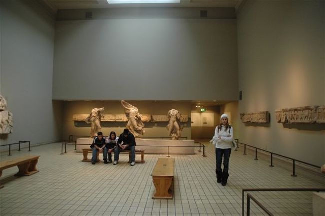 大英博物館のギリシャ・エジプトコーナーと見学の小学生たち