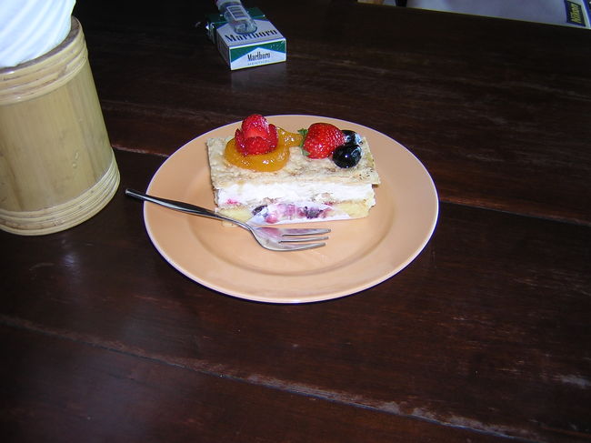 バリ島で有名なケーキ屋さんはカフェ・モカです。<br /><br />このケーキは２万ルピア（３００円）のミルフィーです。<br /><br />値段的にはほとんど日本と変わりません。<br /><br />でも、日本での３００円程度のケーキに比べると格段、味は上です。<br /><br />そこで、帰国前にはどうしても日本での金額で換算して食べてしまいます。<br /><br />でもバリ人の平均的賃金の日給が４万ルピアを考ええると高価なケーキです。<br /><br /><br />滞在して生活をするとなると考えなければなりません。