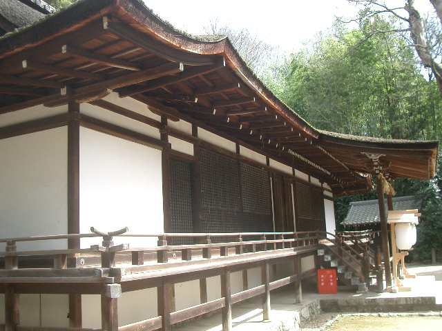 宇治には平等院のほかにも見るべきところがいくつかあります。宇治上神社がそのひとつです。日本最古の神社建築があります。国宝です。早春のひととき、宇治を歩きました