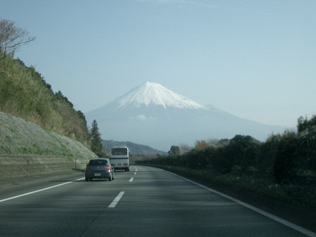 東名高速は富士山がきれいでした。<br />別に、テレビを見て、そそのかされて、肉まんを買いに東京に行ったわけではないのですが、通りがかりでしたので、肉まんと餡まんを買いました。