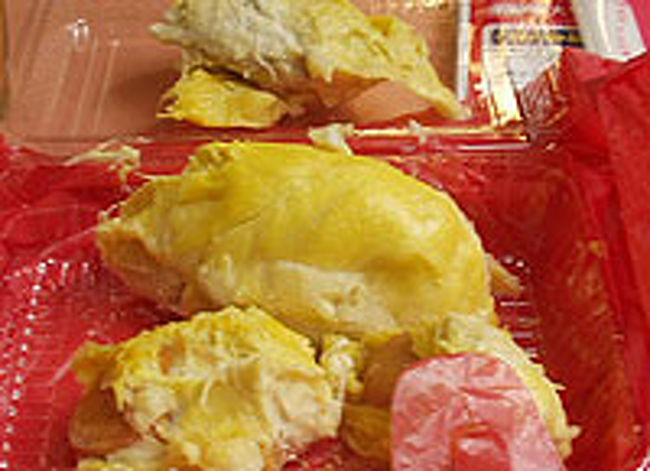 ストップオーバーってシステムはほんとおいしい!!<br />インドネシアに行くのにシンガポール経由だったため、シンガポールにも1日だけ寄り道しました。<br />そして、何をしたかというと〜マーライオン…はそこそこ、<br />「フルーツのくい倒し!!」です。<br />日本ではなかなかお目にかかれないような南国フルーツをここぞとばかりに食べました。なにせ安い!<br /><br />ただ、「ドリアン」だけはもういーです、ぐったり。。。<br /><br />写真は市場で買ったドリアン。パック売りしてました。完食できずorz<br />