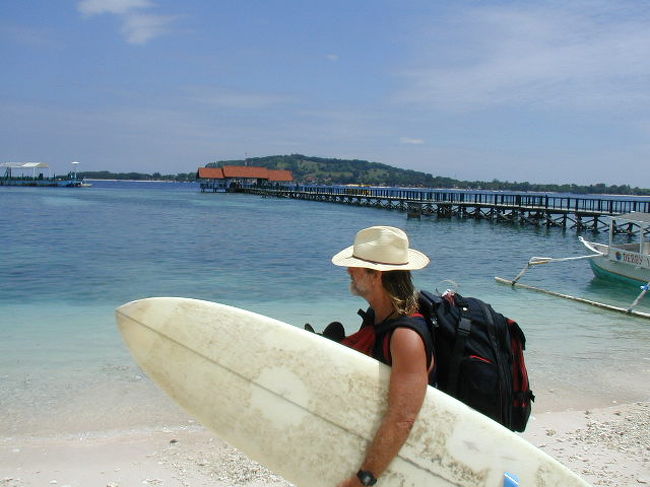 あまりにも田舎の島 Gili　Airは、シャワー水は塩水、蚊やハエ、ヤモリが部屋の中に入ってくるし、・・・・<br />TV、もTELも冷蔵庫もなし、コンビニもないし、バーもスナックも遊ぶところもない。夜は<br />星は一杯だけど周りは裸電球が少しで暗いから<br />PM9時10時にはすることなくなって寝るだけ、朝は鶏の鳴き声で起こされ、昼は海で泳ぐか、波の音を聞きながらハンモックで昼寝か、魚は新鮮だが（イスラム圏だから）、豚はたべられないし、バイクや車はないからレンタサイクルかポニーの馬車しか移動手段がない。欧米のゲスト達がほとんどで日本人だって滅多に遭わない。そんな自然一杯の島がインドネシアのロンボク島の北西にあるアイル島です。そして<br />隣のＧｉｌｉ　Menoまではボートで20分<br />そこは未だに電気もない島です。（人口約２００名）<br /><br />限りなき美しさ、波のうねりは人生の歌をうたう。<br />砂の一粒一粒が奏でるピアノの音色のような音は、一夜をやわらかく暖めてくれる。<br />太陽がくれたぬくもりは寝室にこもり、<br />不思議な魅力に満ちた天中の月は地球を抱き上げている。<br />漁師たちは網を広げ、幾千もの魚たちが、月あかりの下、それを踊りながら出迎える。<br />馬のひずめの音といななきが聞こえる頃、<br />太陽は目を覚まし又、新たな一日がおとずれる。<br />漁師の小船を作る日々は、いつまでも、<br />いつまでも、絶間なく喜び踊る。<br />（メノ島の観光パンフより） 