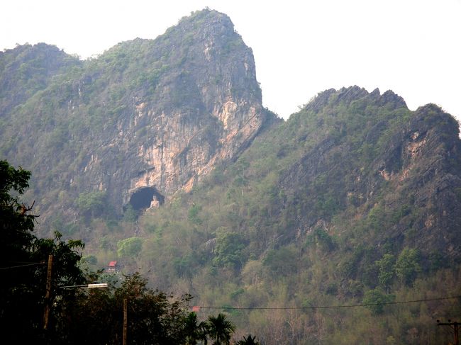 ノンブアランプー (Nong bua lamphu) <br />ノンブアランプーは900年以上の歴史のある古い街です。ビエンチャンを中心に栄えたサッタナーコンフット王朝の治世下では「ノンブアルンプー県　クアンカン町　カープゲオブアバーン」という名前の町として、独立を維持していました。<br />ノンブアランプーは1993年12月1日に、ウドンターニー県から独立し、県となりました。<br />ノンブアランプー　エラワン洞窟と髪香姫物語<br />国道１３号線から２１０号線を山沿いに進むと山の景観が変わります、その辺りがその昔海の中であったことを象徴しているかのような山は遠く中国の桂林へつながる道を見ることが出来ます。<br />遠くから見てもそのエラワン洞窟の中心に立つ仏像が見え何か不思議な力で呼び寄せられているような感覚でその近くまで行きたくなるから不思議な場所なのです。<br />洞窟の麓には寺院がありエラワンとは３っの頭をもっている象のことでエラワンの神はもともとタイでも人気の仏像の一つですが・・こんな場所にあるとは誰も気がつがないかも知れません・・・そのくらいこの辺りは特に観光地かされていないまだまだ田舎なのです。<br />その山の麓から洞窟まで６００段の階段があり、なかなか急で膝が笑えそうな階段を登ると・・途中電柱がなぎ倒され間違えばそのまま感電もありうる状態はあまり言い状態とはいえないものの・・ひたすら自分が注意する以外方法がないこの国ではやたらと物を触らない<br />方が安全だろうとつくづく思います。途中途中から見える景色は不思議です、山はまるで人が横たわるような形をしているかと思えば？？まるで何か蛇かおろちのようなその姿を上に行くほどはっきりと見ることが出来ます。<br />仏像のある場所まで登ること６００段あまり仏像の裏手にはお坊様が座り・・その中は洞窟なんだとわかるひや〜とした空気が立ち込め涼しげです、ただしそこはまだほんの中間点でしかならず・・この洞窟は山の頂上まで続いているため・元気がある人は見学することにして先を急いでいる身としては<br />そのまま引き返すしかないものでしたが・・お坊様はココまで上がってこれた自分の体の元気に感謝しそしてその機会を与えてくれた仏様に感謝することそれは大きな徳積みですよ・きっといいことがあるでしょう・・といわれ・・得した気分になれるのだから・・・人間調子がいいものだとさらに自分のあほさに感動したりして・・このエラワン洞窟は髪香姫物語の発祥の地でもあります・所謂タイの昔話のひとつでもあります。