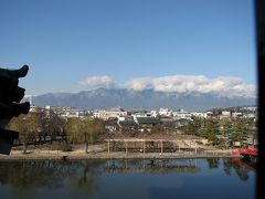 雪の飛騨山脈（北アルプス）と松本城